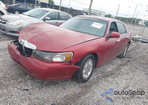 1999 Lincoln Town Car Signature z USA, uszkodzony, nr VIN 1LNFM82WXXY601583